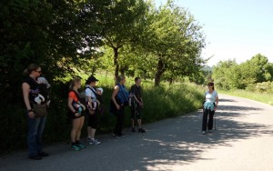 Nordic Walking mit Baby - Zwischenstopp zum Besprechen der richtigen Technik