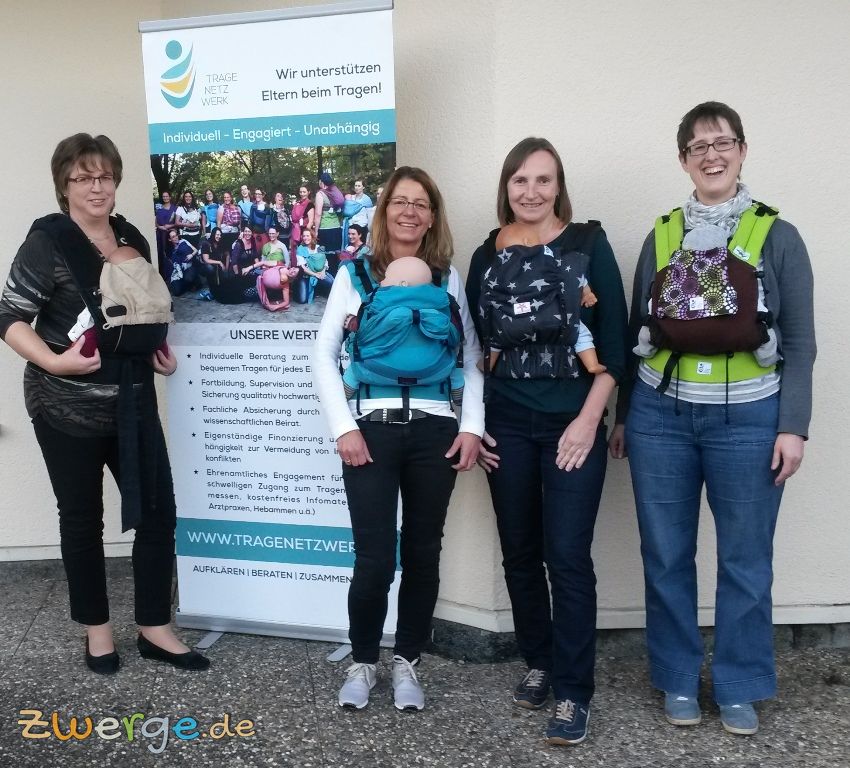 Trageberaterin Jutta, Sylvia, Dagmar und Nina bei einer Weiterbildung vom Tragenetzwerk