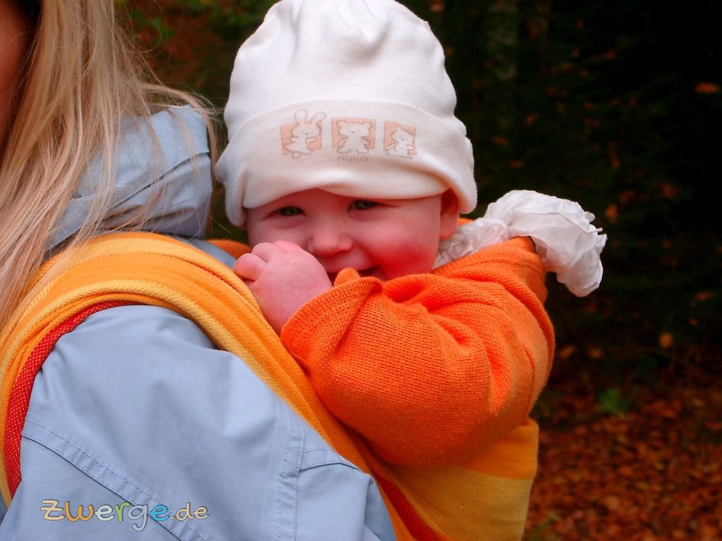 Babys tragen- einfacher Rucksack im Tragetuch