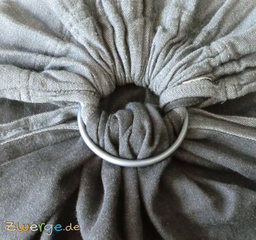 Sling - Tuch durch die Ringe gefädelt