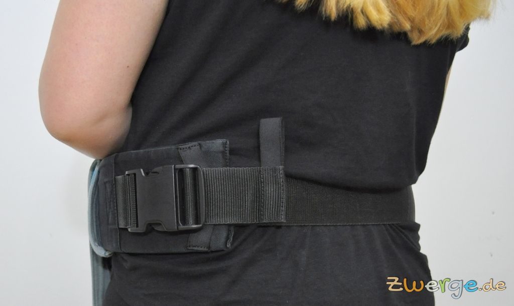 Kokadi Babytrage mit bisheriger Schnalle - Ansicht von der Seite Kokadi Babytrage mit bisheriger Schnalle - Ansicht von der Seite